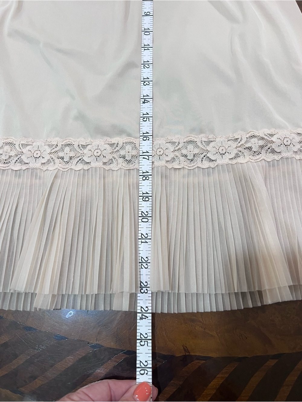 Vintage Vanity Fair Beige Half Slip Petticoat Lace Pleated Hem Size M/L USA Made - Picture 4 of 7